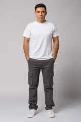 Pantalón cargo color marrón claro de gabardina, corte recto y tiro medio, con bolsillos laterales con solapa y bolsillos traseros.