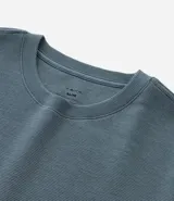 Remera de algodón blanca de corte slim, con cuello redondo, mangas cortas y textura acanalada.