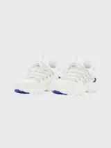 Championes urbanos Moncler modelo Trailgrip Lite 2, color blanco con detalles en gris y suela con detalles en azul.