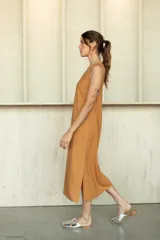 Vestido midi color camel, sin mangas y de corte recto.