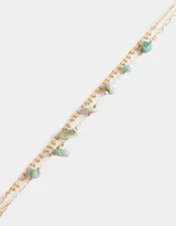 Collar doble con cadena dorada, una corta con esferas y otra larga con piedras naturales de color verde agua.