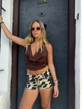 Top marrón con escote drapeado, breteles finos y corte cropped.