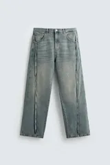 Pantalón de jean celeste de corte amplio con efecto lavado. Tiene cinco bolsillos y costuras frontales en las piernas.