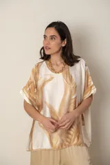 Blusa italiana holgada color natural con estampado de hojas en tonos marrones.