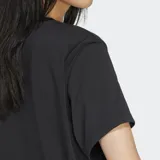 Remera de algodón y poliéster reciclado, color negro, con corte oversize y logotipo del trébol de adidas.