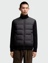 Cardigan híbrido Moncler con panel frontal acolchado y mangas y espalda de punto de lana. Presenta cuello alto, cierre frontal de cremallera completa y puños y bajo acanalados.