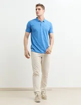 Chomba celeste con estampado de lunares blancos, cuello clásico y mangas cortas.