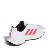 Championes Adidas Gamecourt 2.0 blancos con detalles en rojo y negro. Zapatillas de tenis con exterior de malla transpirable, mediasuela de EVA y suela ADIWEAR.