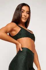 Top deportivo reversible color bordó, con diseño slim, tirantes finos y espalda descubierta. Un lado tiene acabado brillante y el otro textura 3D tipo colmena.