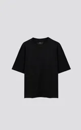Remera negra de corte crop y calce oversize, con hombros caídos y cuello redondo.