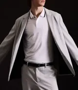 Remera polo blanca de poliéster y elastano con tecnología Dry, mangas cortas y cuello con detalle de contraste.
