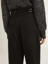 Pantalón de jean negro de corte recto, tiro alto y calce relajado. Presenta un lavado suave, cinco bolsillos y ruedo con dobladillo.