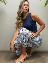 Pantalón capri estampado con flores en tonos celeste, blanco y negro. Tiene pretina elastizada en la parte trasera y bolsillos delanteros.