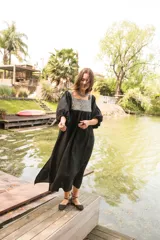 Túnica negra de lino con cuello cuadrado y mangas 3/4 abullonadas con elástico en los puños. Presenta apliques de textiles antiguos en la pechera delantera y trasera.