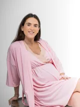 Camisón verde con textura acanalada, escote cruzado con puntilla blanca, corte imperio y mangas 3/4.