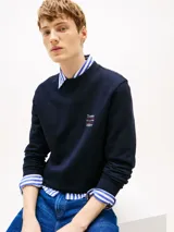 Sweater azul marino de algodón con cuello redondo, puños y bajo acanalados. Logo de Tommy Hilfiger bordado en el pecho.