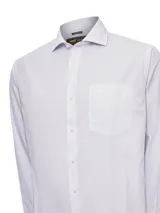Camisa de vestir a rayas verticales celestes y beige, de corte regular, con cuello italiano, bolsillo en el pecho con logo bordado y cierre con botones.