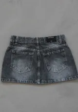 Minifalda de denim rígido color gris oscuro, corte a la cadera.