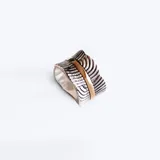 Anillo ancho de plata 925 con textura rayada y una banda central de oro 9k.