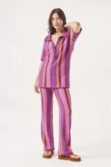 Sweater de tejido crochet a rayas verticales en tonos azul, verde, marrón y blanco, con cuello polo y cierre de botones.