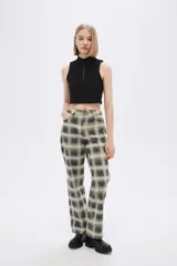 Pantalón de jean con estampado tie dye en tonos verde oliva y gris, de corte holgado y tiro alto.