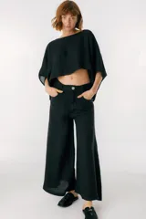 Blusa negra de lino con mangas anchas y corte crop.