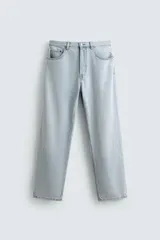 Pantalón de jean celeste de corte recto, con cinco bolsillos, efecto lavado y cierre frontal con botones.