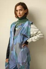 Enterito de jean con estampado abstracto en tonos azules y verdes, corte vintage y sin mangas.