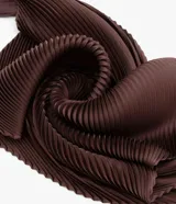 Pañuelo marrón satinado con textura plegada.