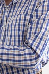 Camisa de manga larga a cuadros rosa y blanco, de corte clásico y confeccionada en algodón.