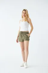 Short de lino de tiro alto, con fit recto, elástico en la cintura y cordón ajustable.