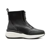 Bota casual color beige con cierre frontal y plataforma.