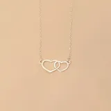 Gargantilla de plata 925 con dije de dos corazones entrelazados.