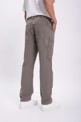 Pantalón color burdeos, estilo carpintero, con múltiples bolsillos y corte recto.