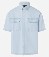 Camisa masculina de jeans celeste con estampa de rayas verticales, corte boxy, cuello inglés, manga corta, cierre abotonado y bolsillos frontales.