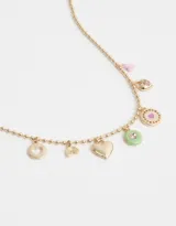 Collar corto dorado con cadena de bolitas y dijes colgantes: aro calado, arcoíris, corazón dorado, moneda verde con strass, moneda dorada con corazón rosa, candado con la inscripción "True Love" y corazón rosa.