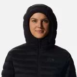 Campera con capucha de plumas, color negro, con cierre frontal completo y logo de la marca en el pecho.
