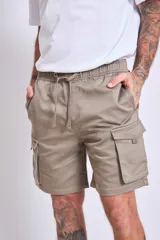 Bermuda color beige con bolsillos cargo laterales.