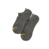 Calcetines tobilleros grises con logo de Caterpillar en los dedos y triángulo amarillo en el tobillo.