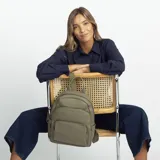 Mochila bordeaux de símil cuero con cierres metálicos, doble bolsillo frontal, asa de mano y correas regulables en galón.