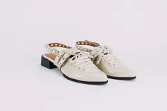 Sueco de cuero negro con cordones, ojales, hebillas y tira trasera regulable con elástico. Tiene taco cuadrado bajo.