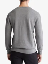 Sweater de algodón pima color gris, con cuello redondo y mangas largas.