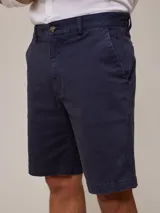 Bermuda color beige, de corte recto y largo hasta la rodilla.