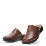 Zuecos de cuero color marrón whisky, con suela de goma negra.