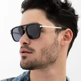 Lentes de sol INVU unisex, con marco cuadrado negro y doble puente metálico plateado.