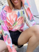 Sweater de punto con estampado de flores grandes en tonos rosa, naranja, celeste y verde.