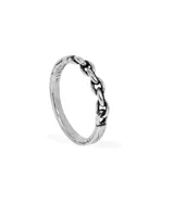 Anillo plateado con diseño de eslabones de cadena en el centro.