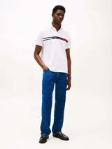 Chomba blanca de manga corta con cuello polo y tapeta de dos botones. Diseño con corte regular y logo de Tommy Hilfiger bordado en el pecho.