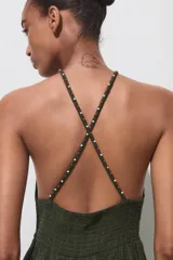 Vestido largo verde con estampado a cuadros, cuello halter con nido de abeja elástico y tirantes trenzados con abalorios.