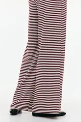 Pantalón de pierna amplia en punto suave a rayas horizontales color borgoña y blanco. Modelo con elástico revestido y cordón para ajustar en la cintura.